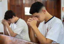 3 dicas para estabelecer uma rotina de oração em família